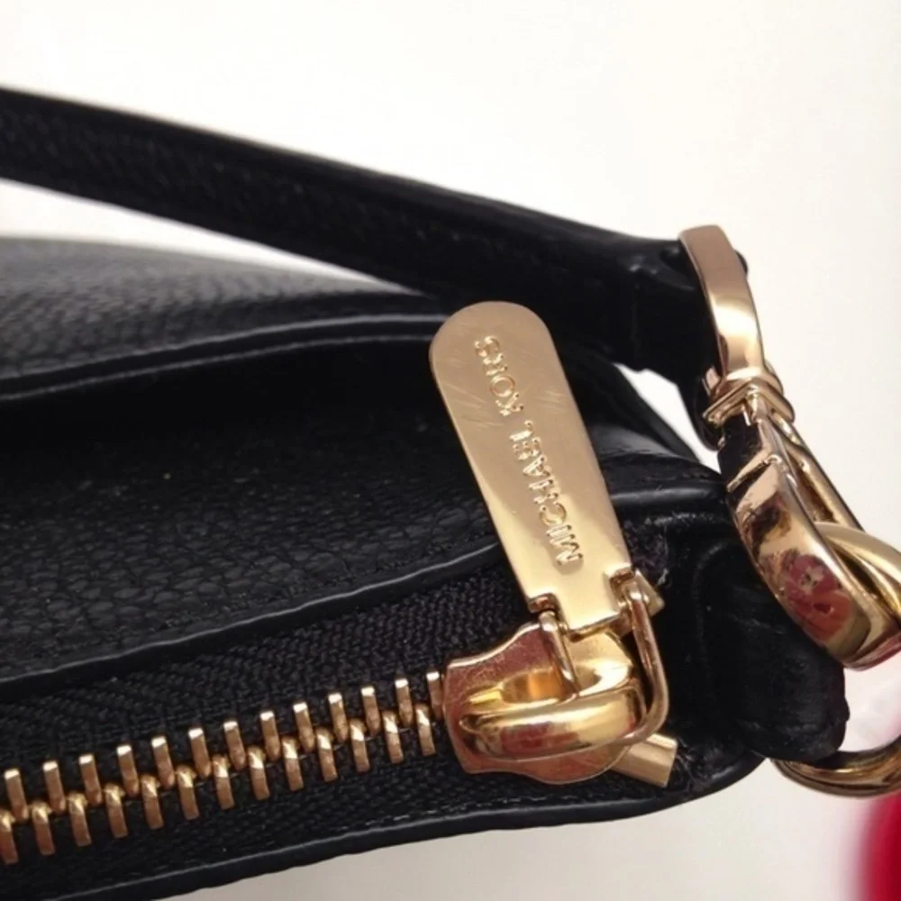MICHAEL KORS black pebbled leather crossbody